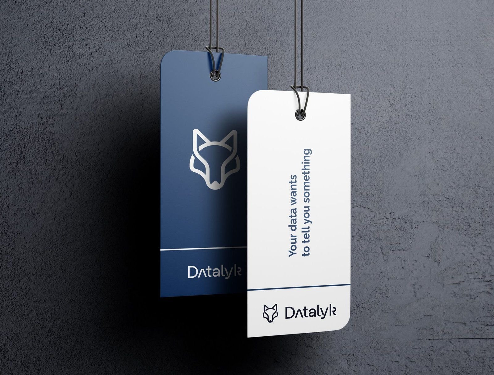 Etiquetas colgantes de Datalyk con el lobo del logotipo