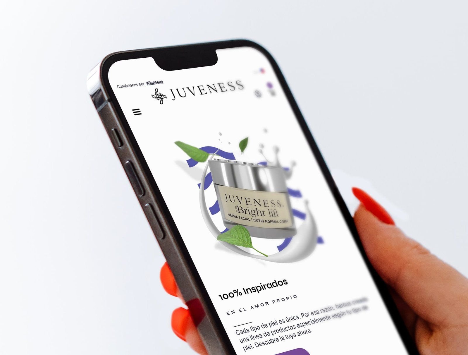 Mano sosteniendo un celular con la tienda en línea de Juveness