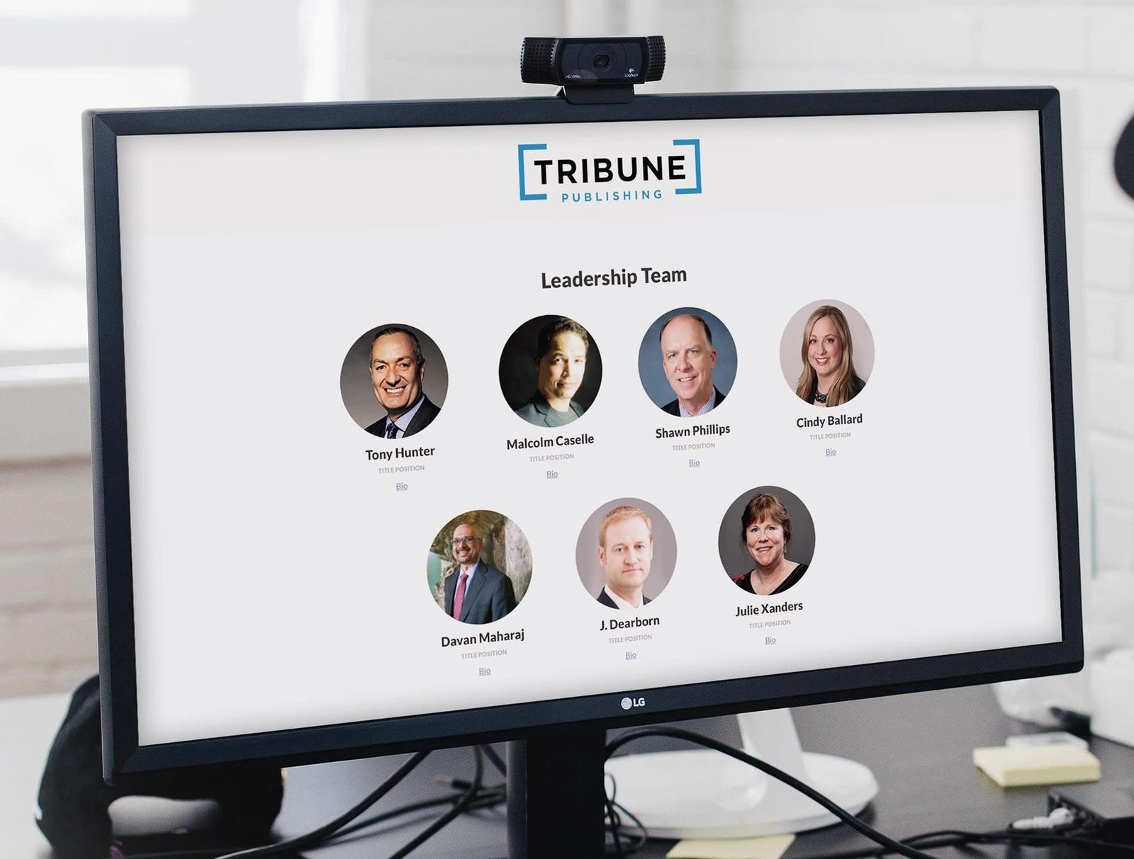 Monitor con la página del equipo directivo de Tribune Publishing