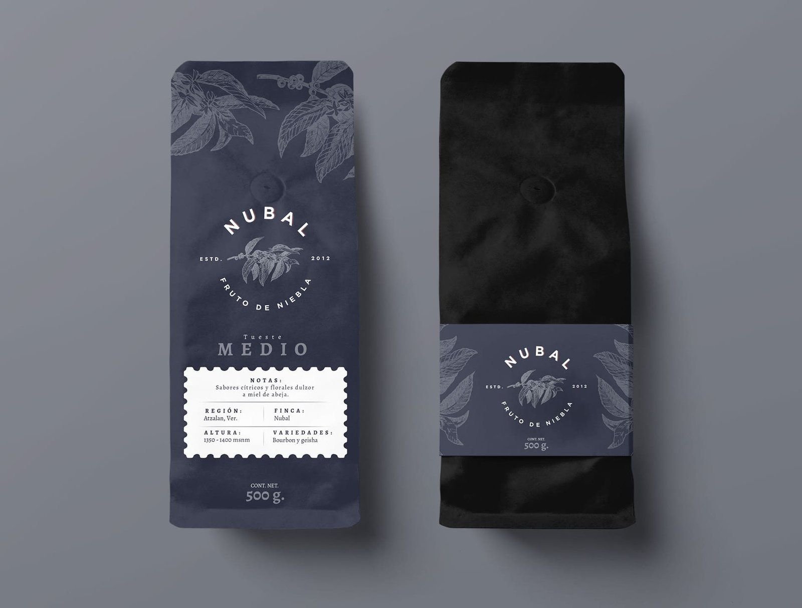 Dos bolsas de café Nubal, una clara y una negra