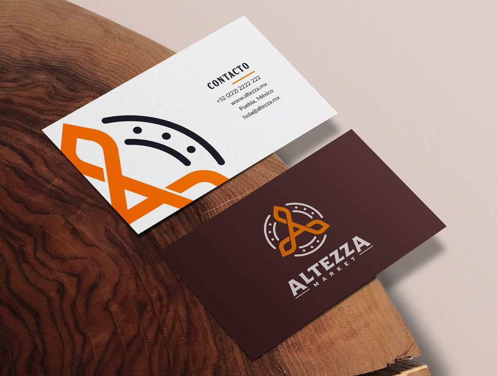Tarjetas de presentación de Altezza Market sobre madera