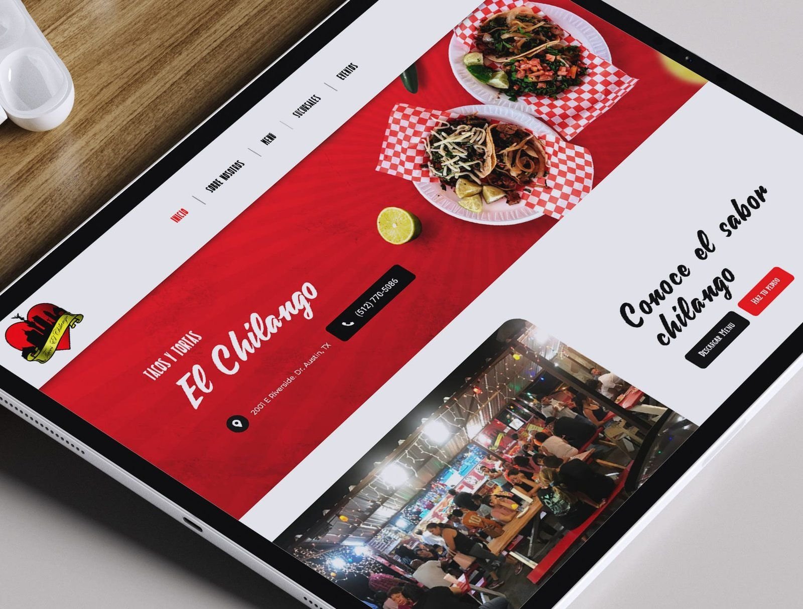 Tableta con la portada del sitio de El Chilango y un plato de tacos