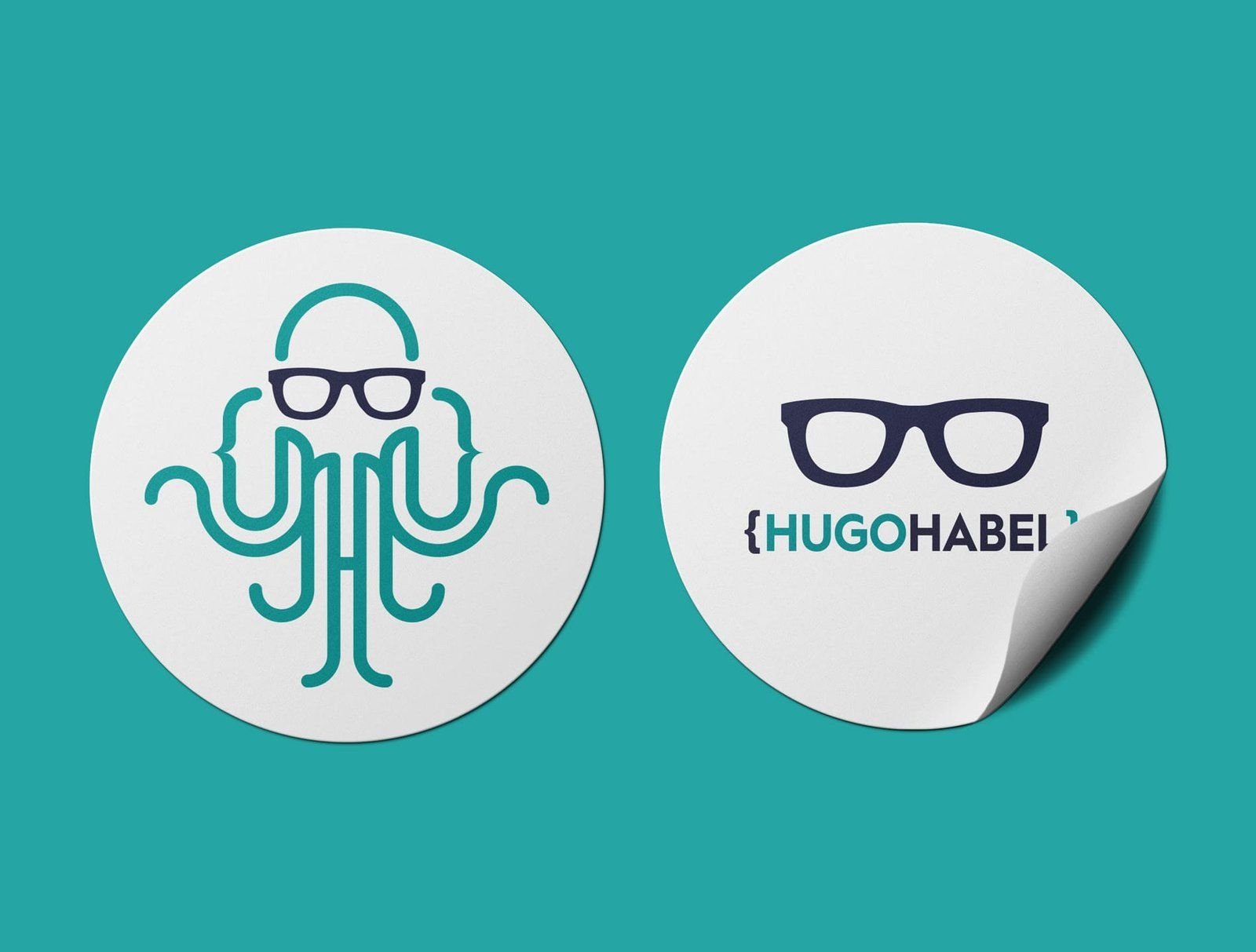 Dos calcomanías con el pulpo geek y el logotipo {HUGOHABEL}