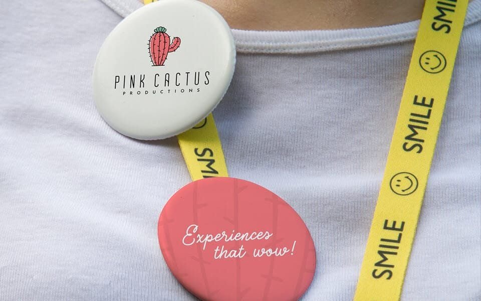Botones y cinta de la marca sobre una playera