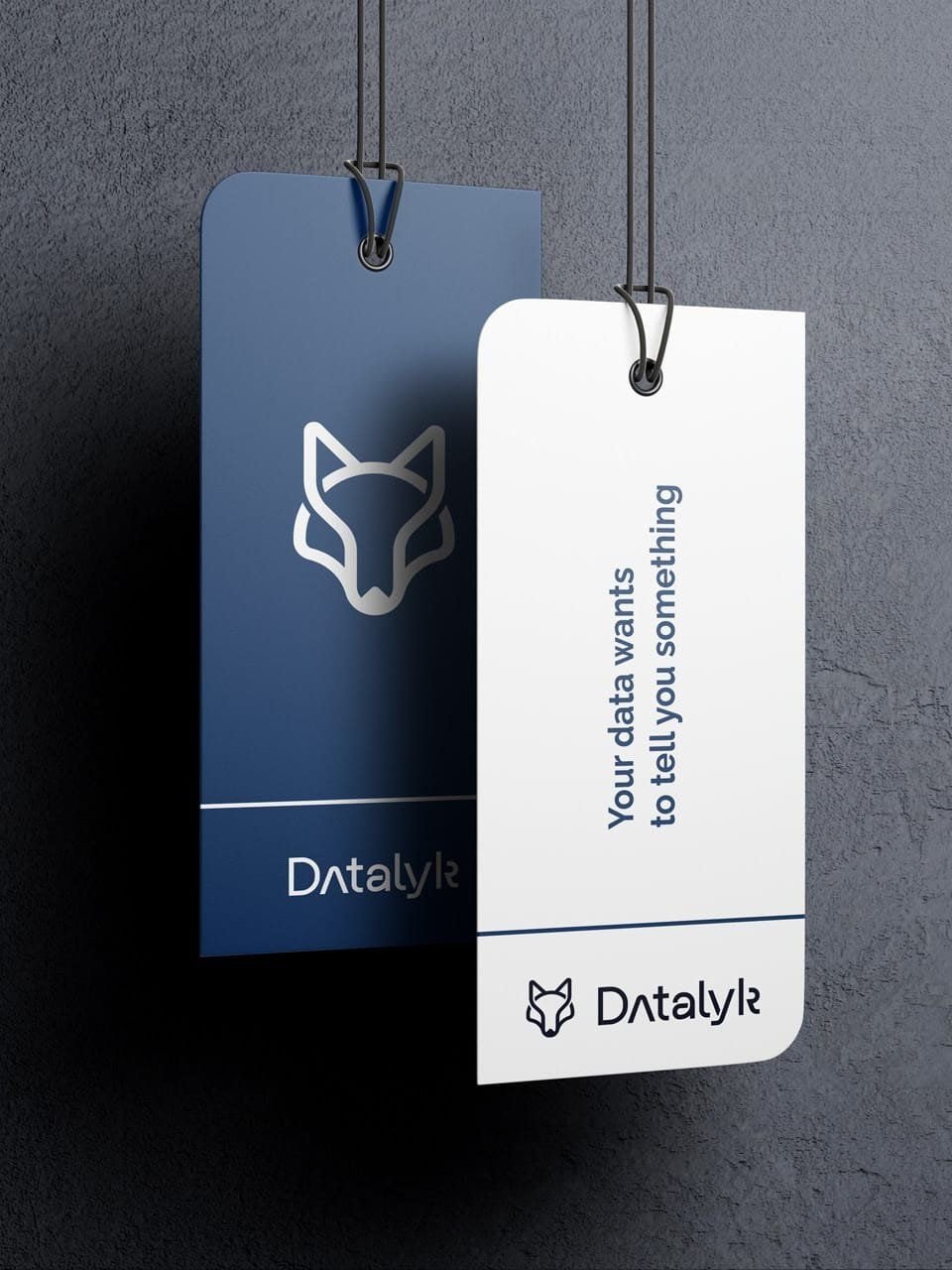 Etiquetas de la marca con el mensaje «your data wants to tell you something»