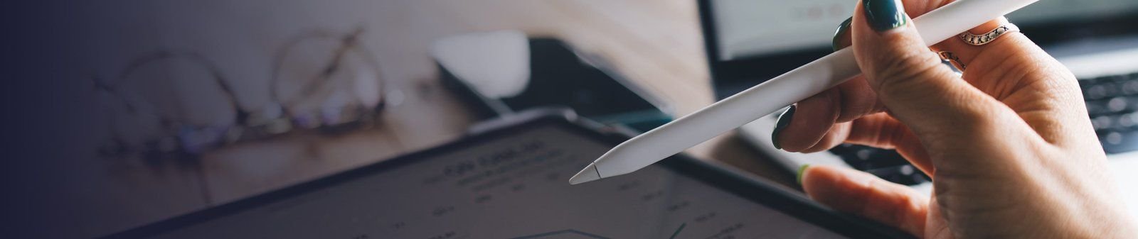 Manos trabajando con una tableta y un lápiz digital