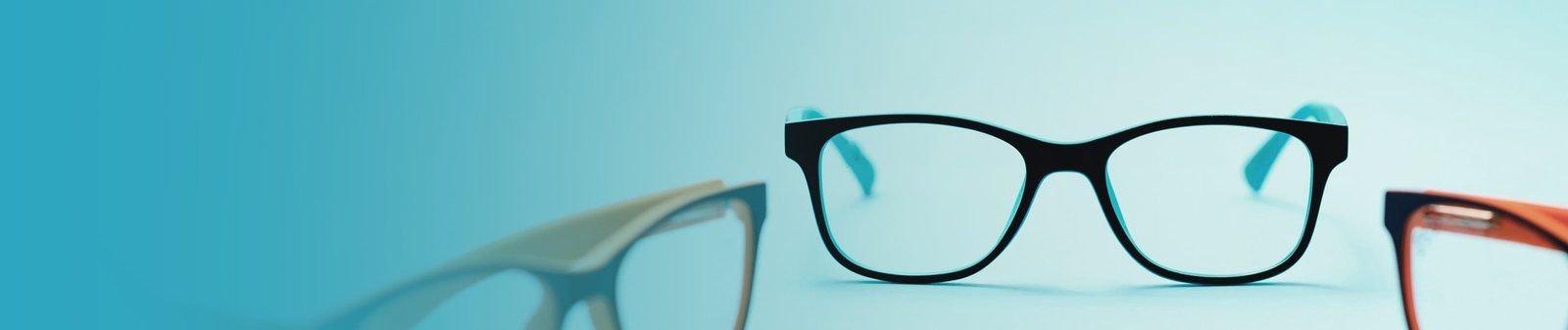 Lentes de pasta sobre un fondo turquesa