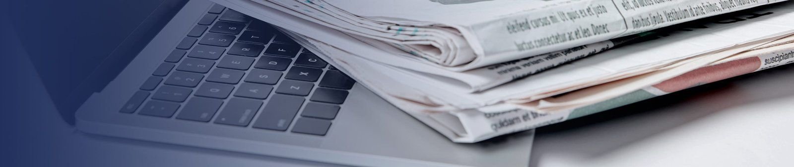 Periódicos doblados sobre una laptop