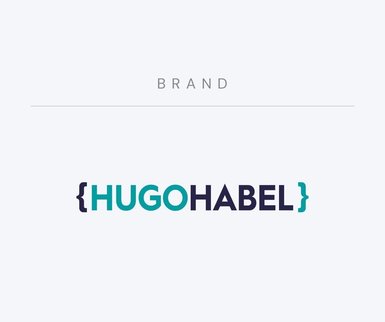 Logotipo {HUGOHABEL} entre llaves de programación